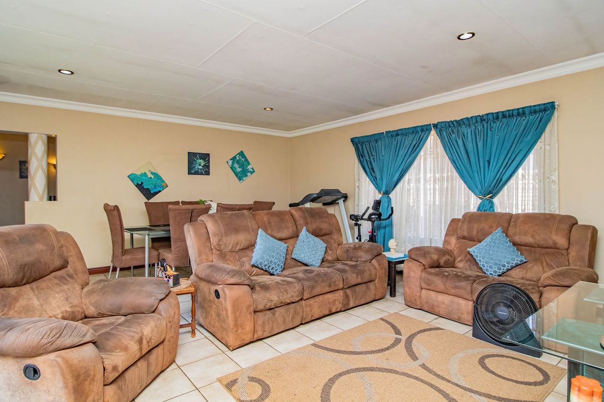 4 bedroom house with a cottage - Photo 3