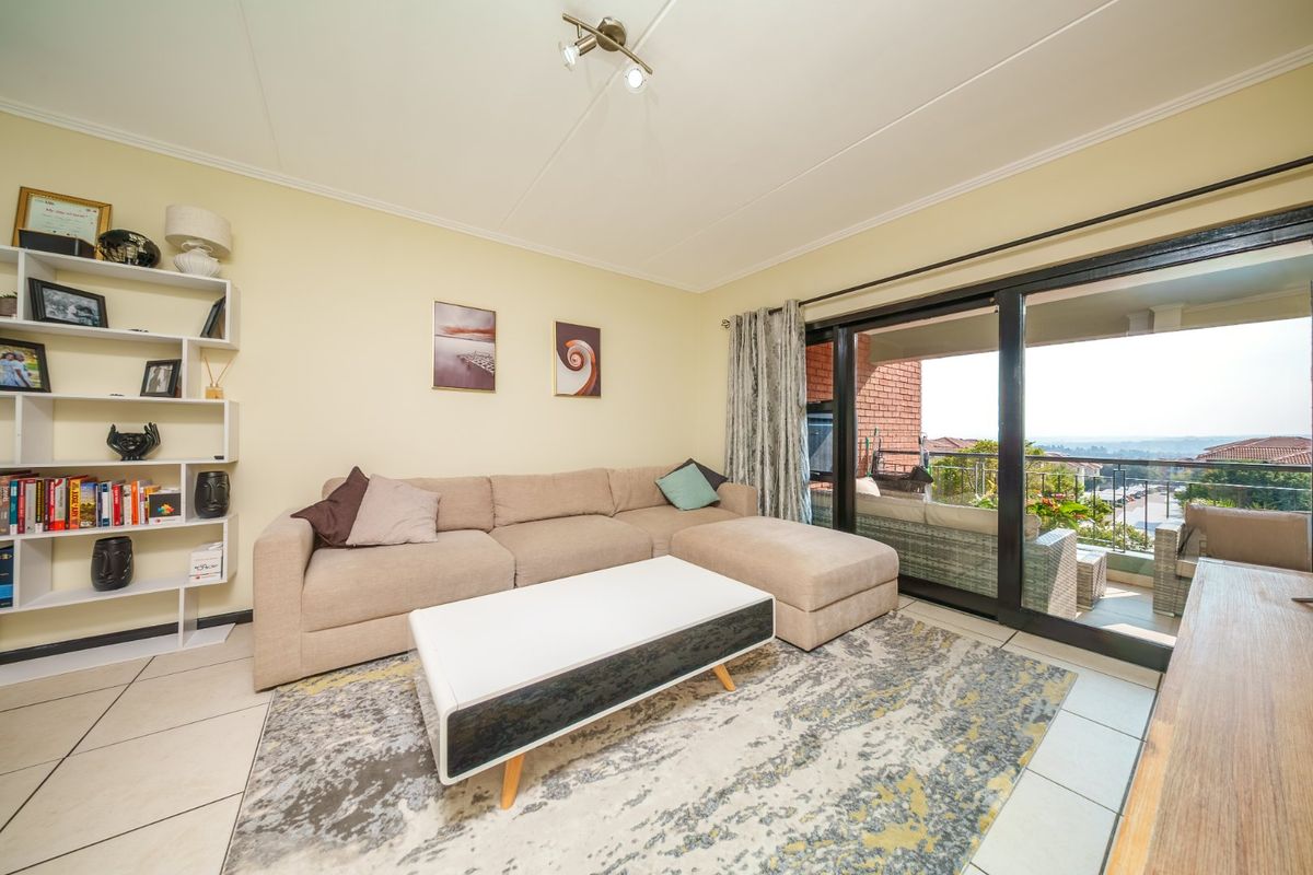 Stylish Modern Apartment in the heart of Greenstone Hill - Photo 5