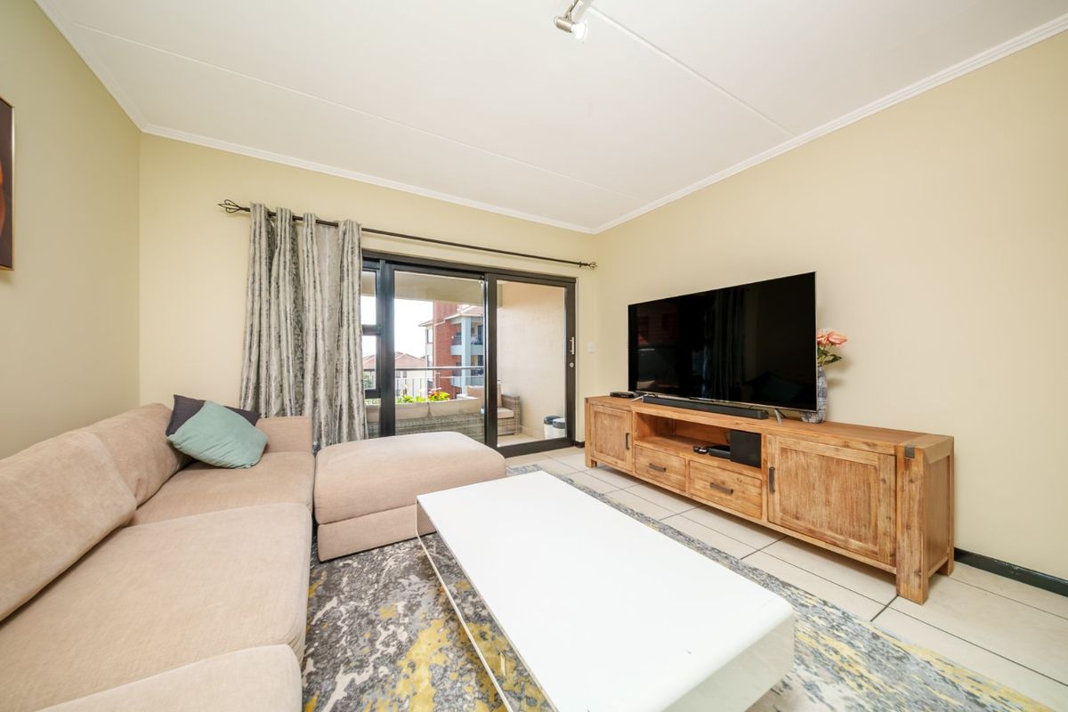 Stylish Modern Apartment in the heart of Greenstone Hill - Photo 3