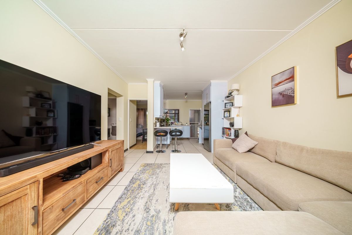 Stylish Modern Apartment in the heart of Greenstone Hill - Photo 4