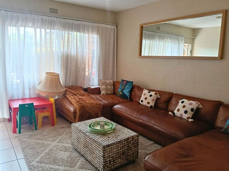 Cozy Two-Bedroom Home with Comfortable Living Spaces - Photo 2