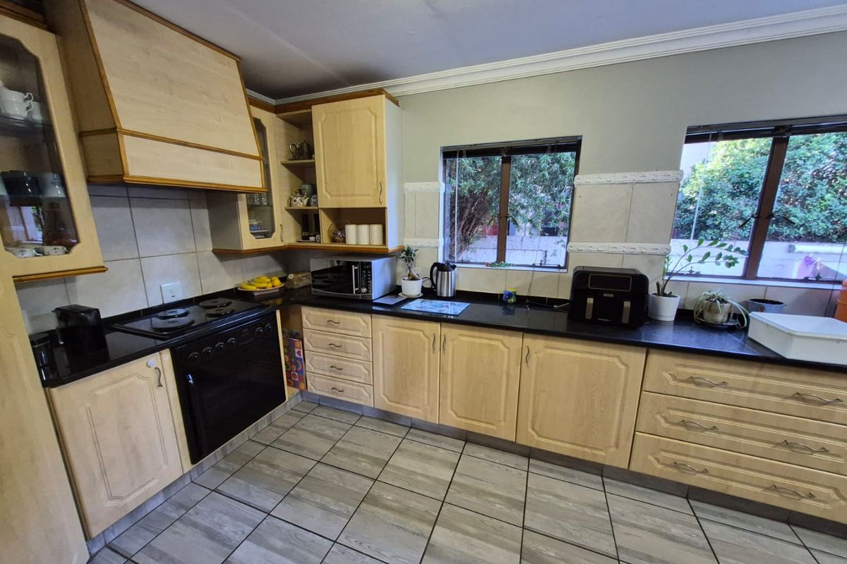 Modern Estate Living With Solar Comfort - Photo 3