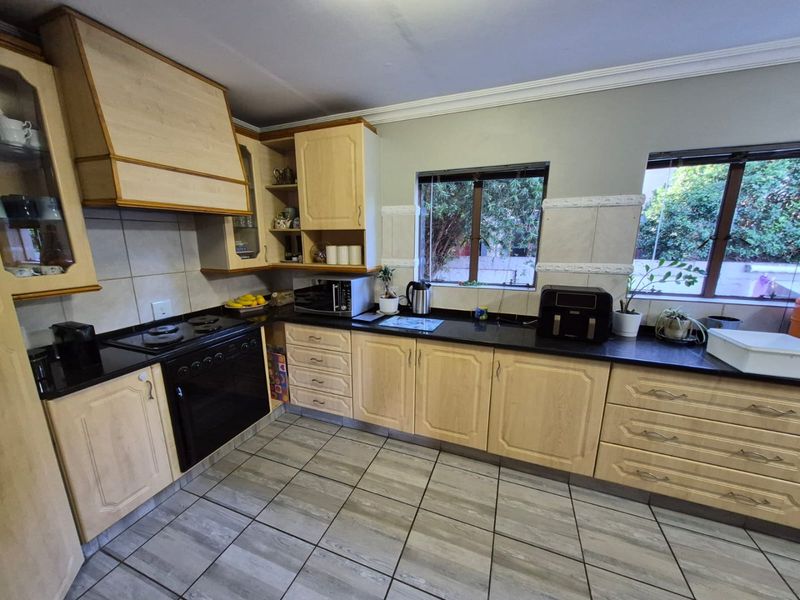 Modern Estate Living With Solar Comfort - Photo 3