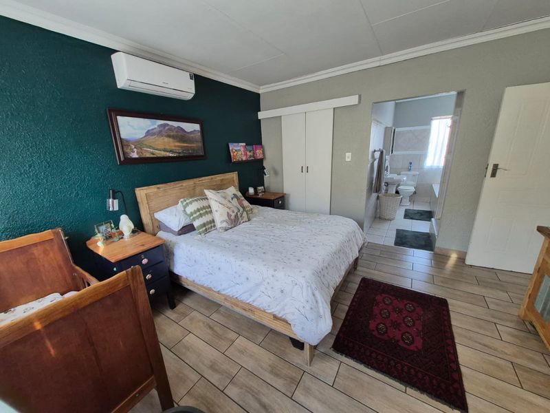 Modern Estate Living With Solar Comfort - Photo 8