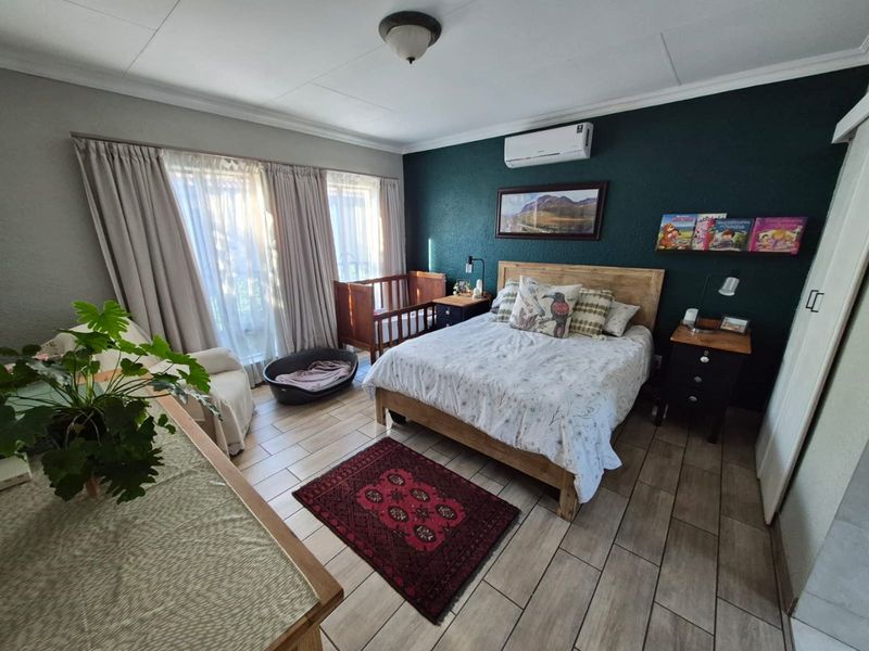 Modern Estate Living With Solar Comfort - Photo 7