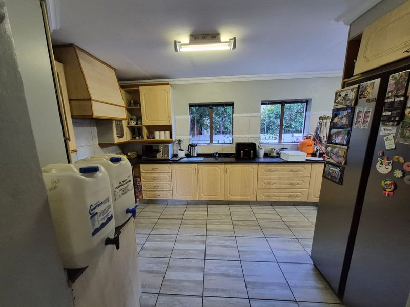 Modern Estate Living With Solar Comfort - Photo 4