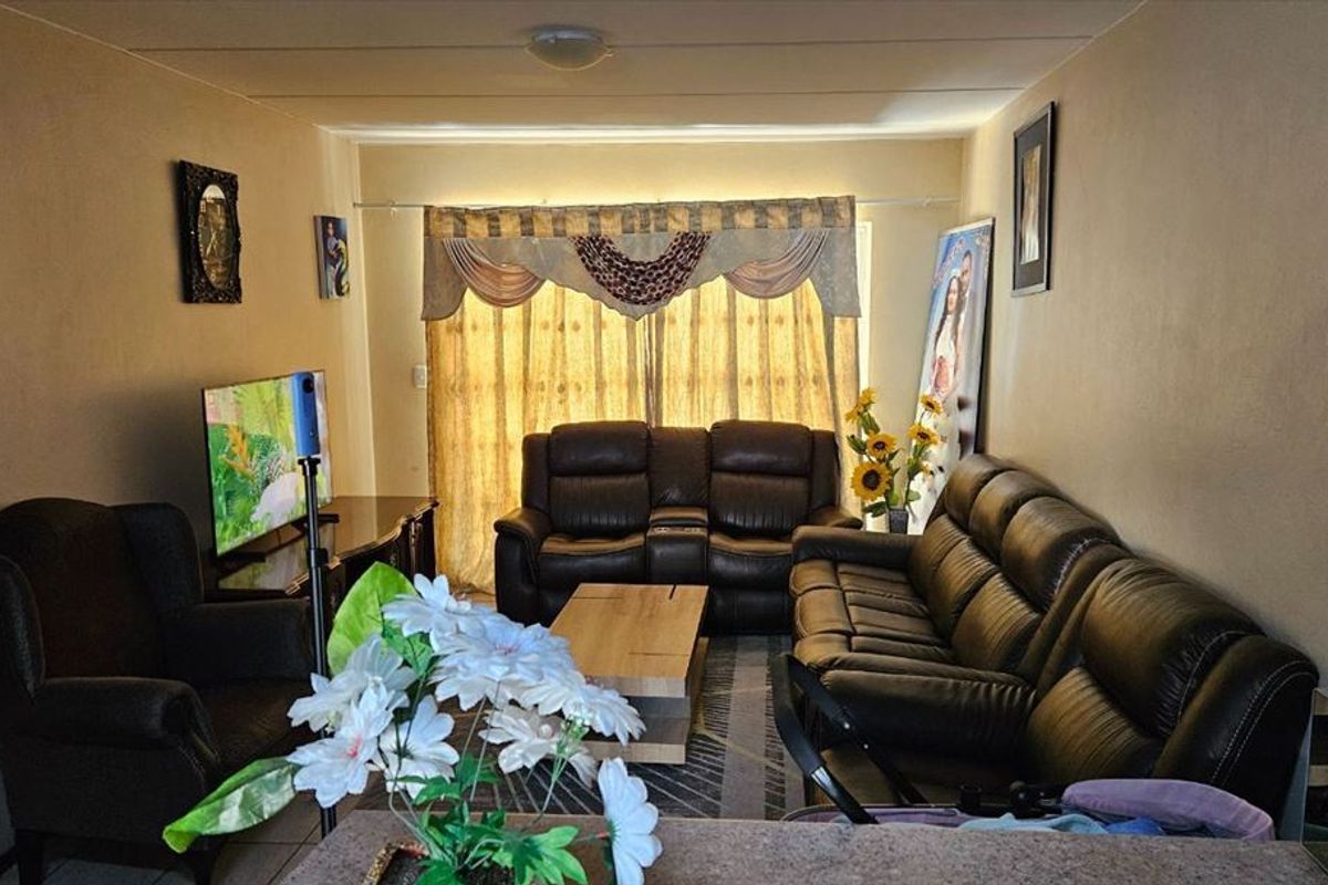 Stylish Family Home with Modern Comfort - Photo 2