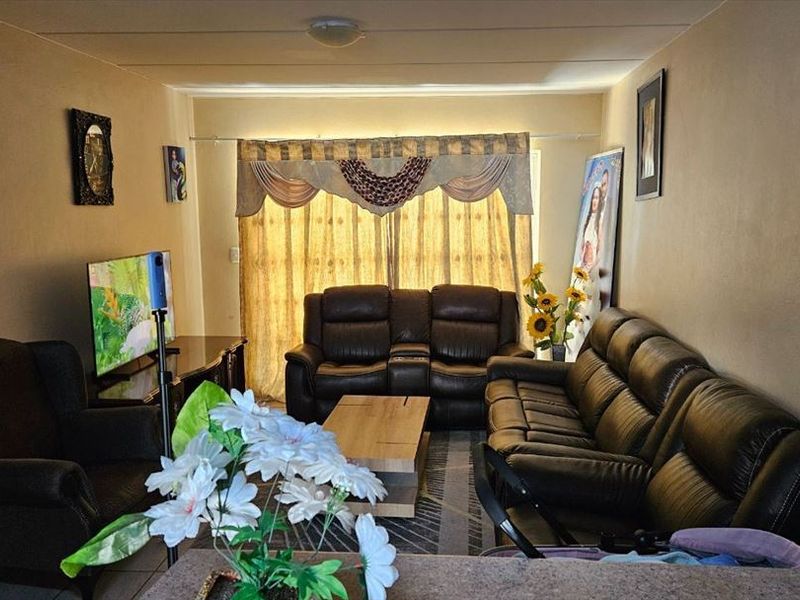 Stylish Family Home with Modern Comfort - Photo 2