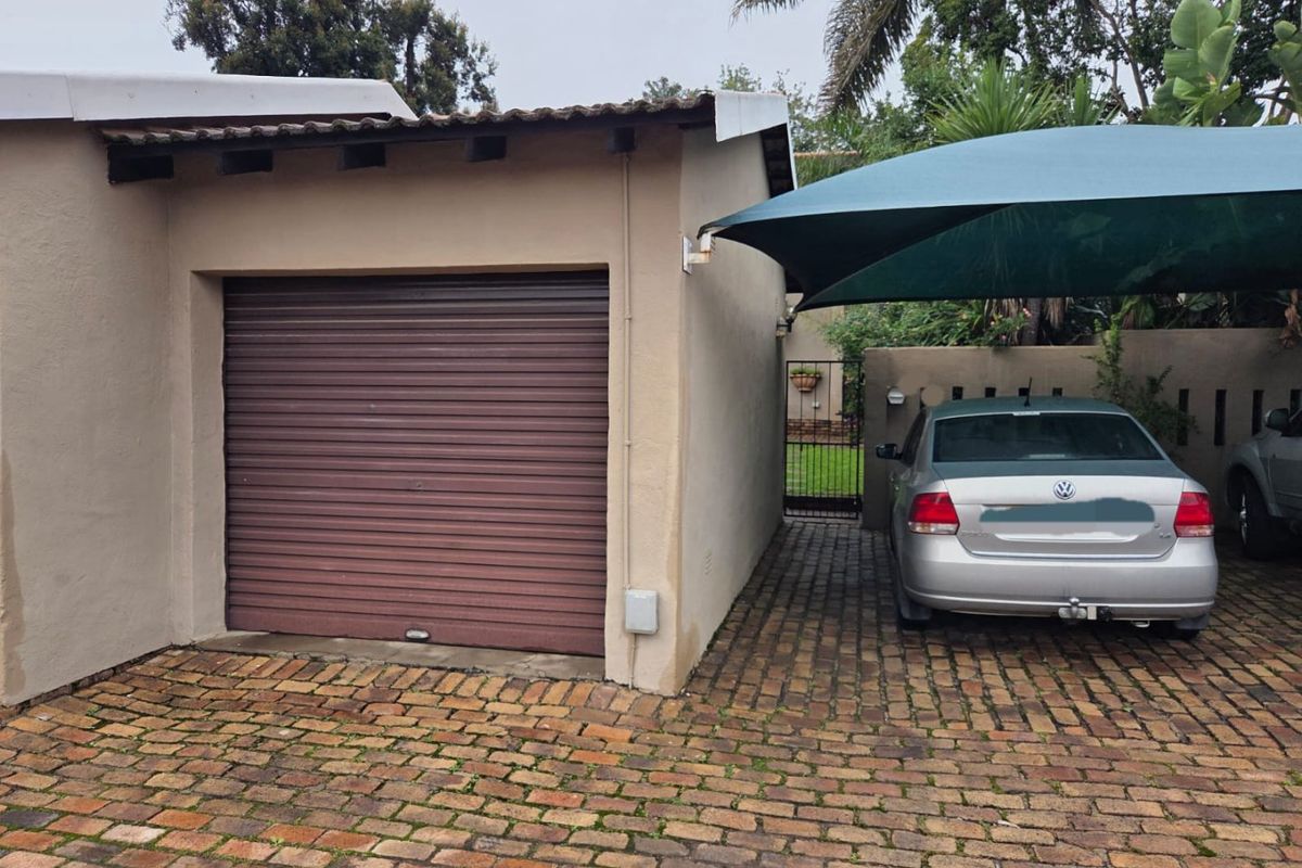 Charming 3-Bedroom townhouse with Secure Living and Easy Highway Access - Photo 2