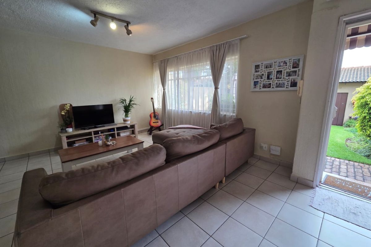 Charming 3-Bedroom townhouse with Secure Living and Easy Highway Access - Photo 3
