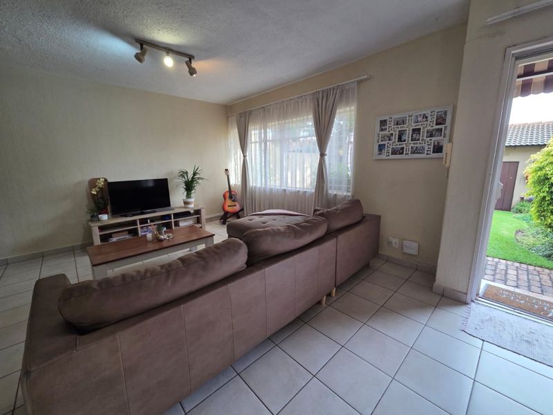 Charming 3-Bedroom townhouse with Secure Living and Easy Highway Access - Photo 3
