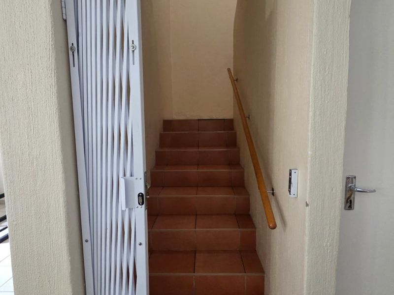 Charming 3-Bedroom townhouse with Secure Living and Easy Highway Access - Photo 10