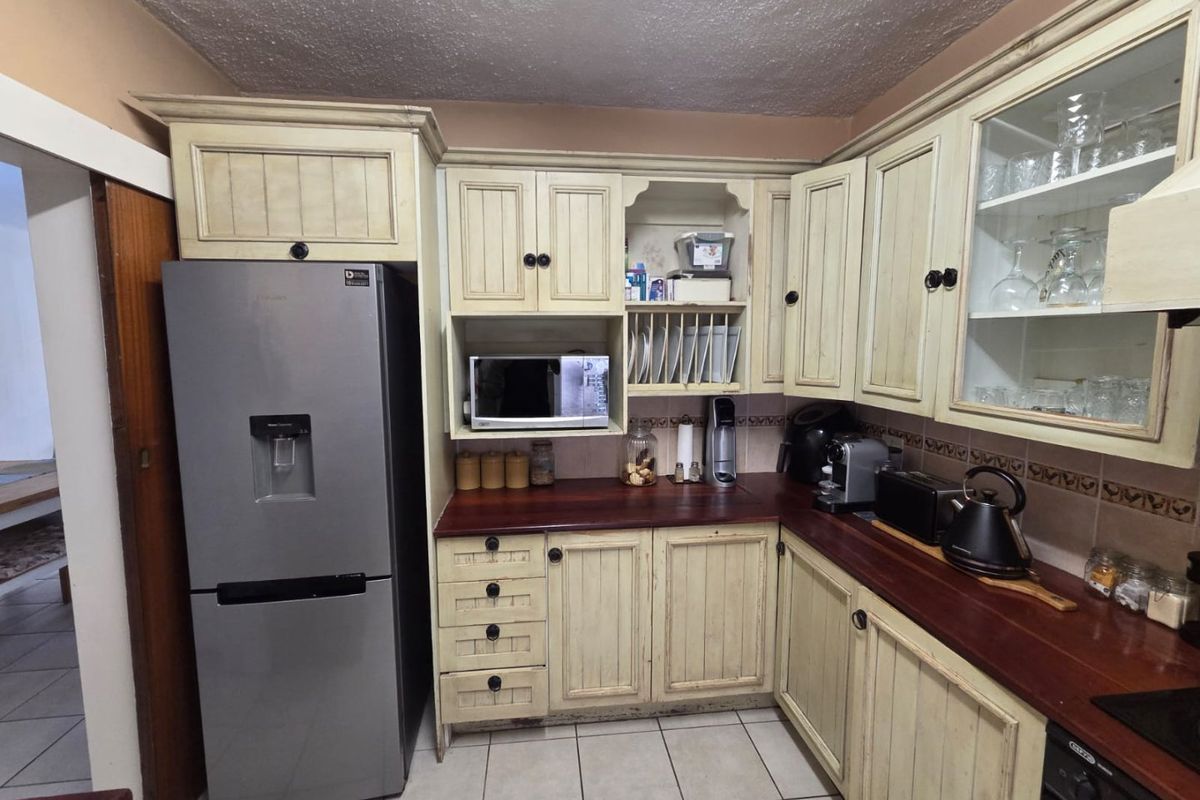 Charming 3-Bedroom townhouse with Secure Living and Easy Highway Access - Photo 5
