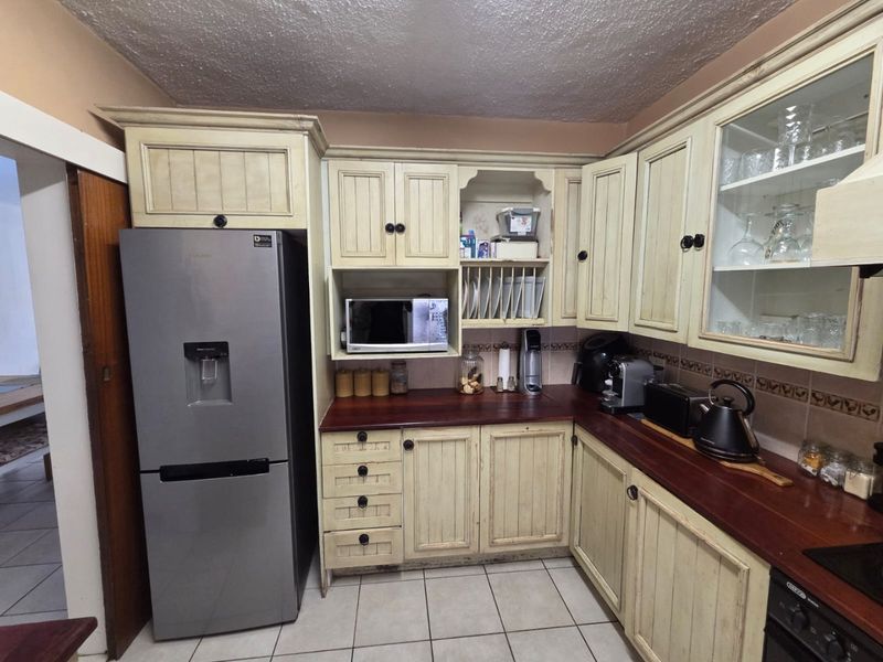 Charming 3-Bedroom townhouse with Secure Living and Easy Highway Access - Photo 5