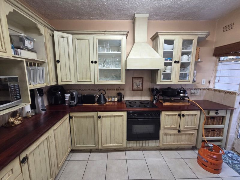 Charming 3-Bedroom townhouse with Secure Living and Easy Highway Access - Photo 7