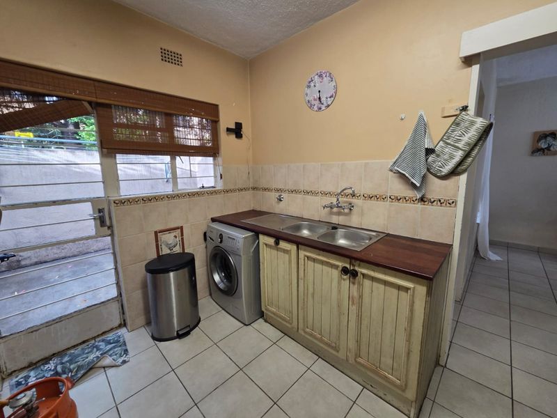 Charming 3-Bedroom townhouse with Secure Living and Easy Highway Access - Photo 6