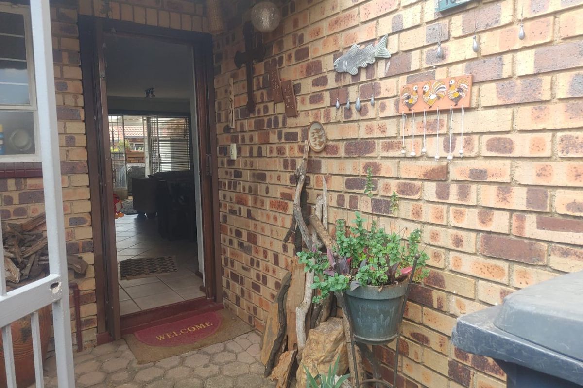 Charming 2-Bedroom Townhouse with Modern Comforts and Cozy Garden - Photo 4