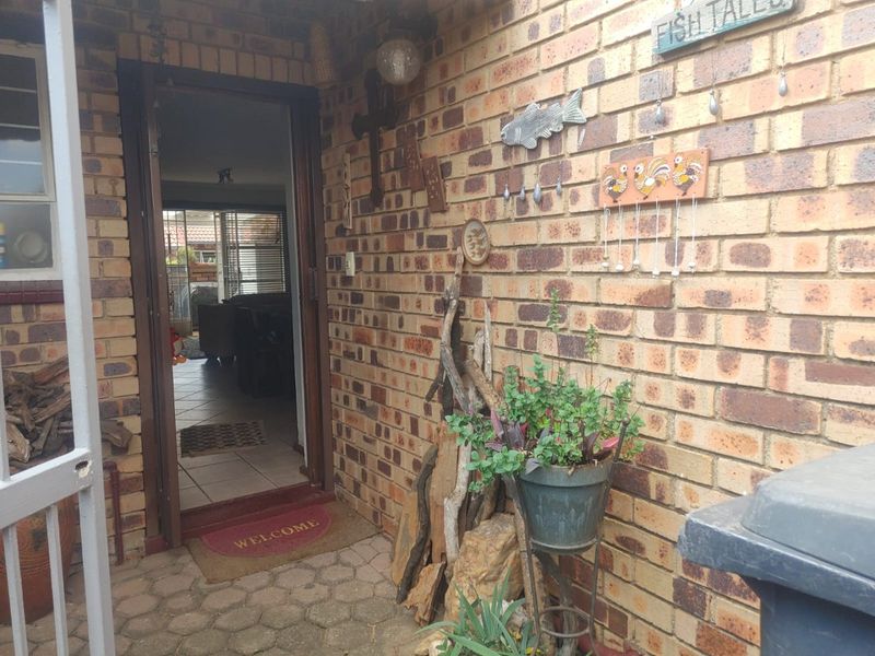 Charming 2-Bedroom Townhouse with Modern Comforts and Cozy Garden - Photo 4