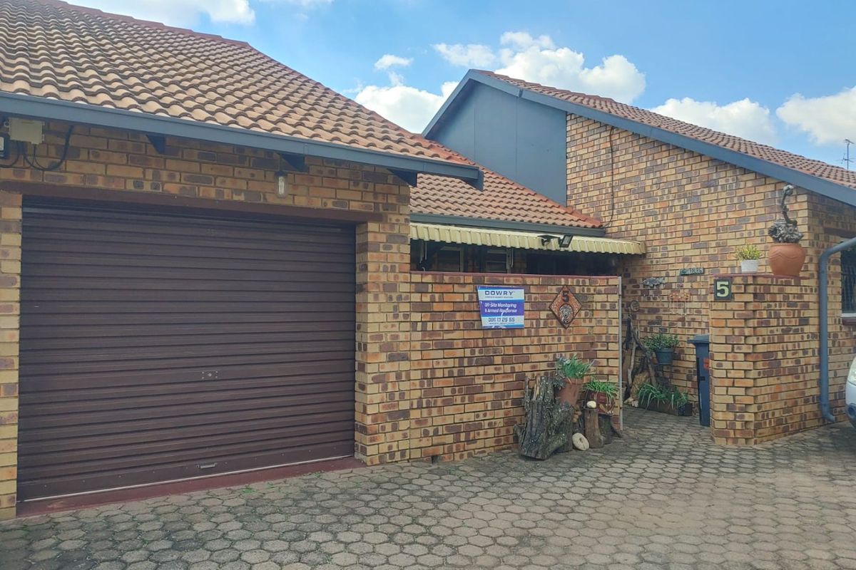 Charming 2-Bedroom Townhouse with Modern Comforts and Cozy Garden - Photo 3