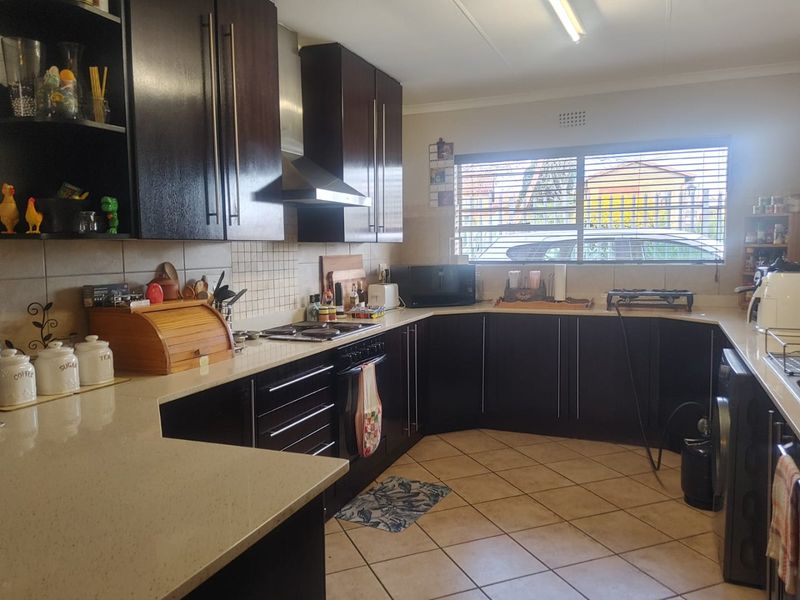 Charming 2-Bedroom Townhouse with Modern Comforts and Cozy Garden - Photo 10