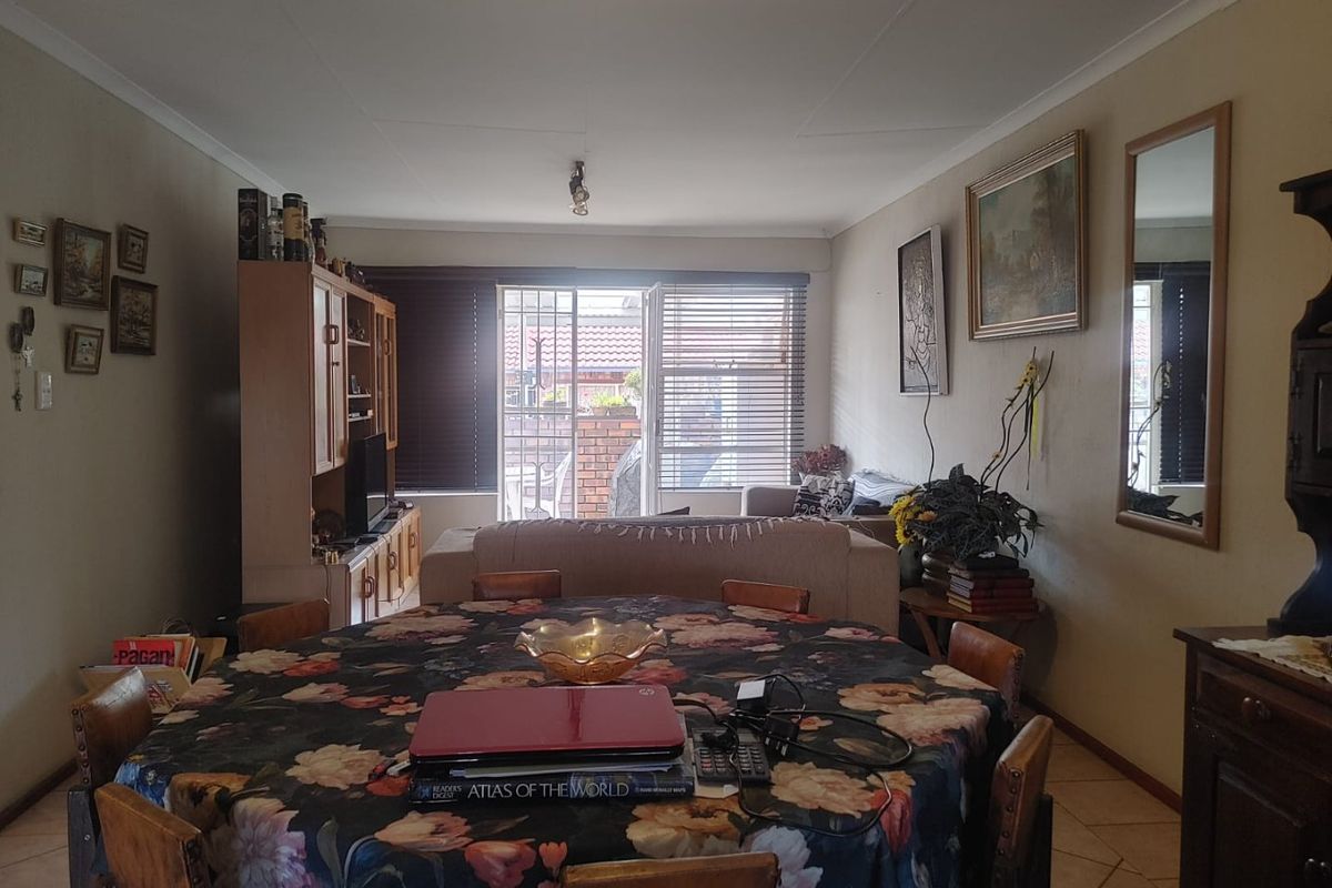 Charming 2-Bedroom Townhouse with Modern Comforts and Cozy Garden - Photo 5