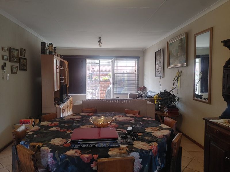 Charming 2-Bedroom Townhouse with Modern Comforts and Cozy Garden - Photo 5