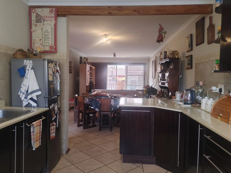 Charming 2-Bedroom Townhouse with Modern Comforts and Cozy Garden - Photo 9