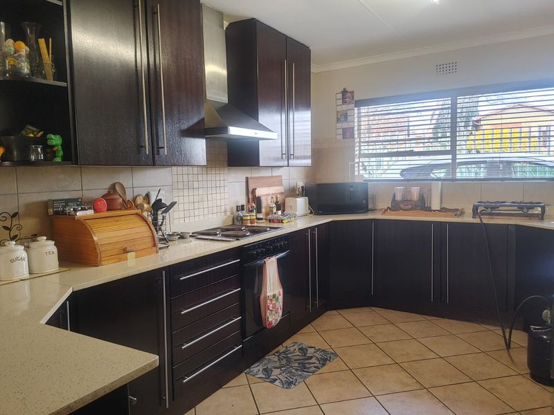 Charming 2-Bedroom Townhouse with Modern Comforts and Cozy Garden - Photo 8