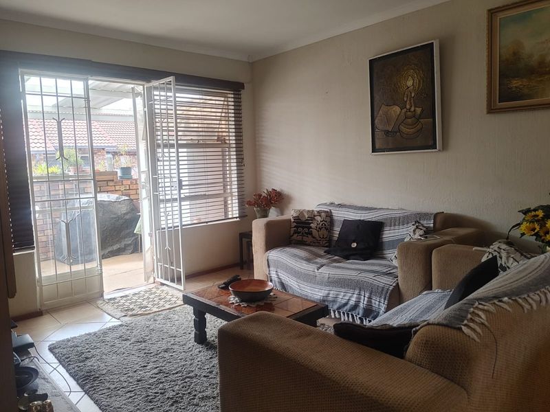 Charming 2-Bedroom Townhouse with Modern Comforts and Cozy Garden - Photo 7