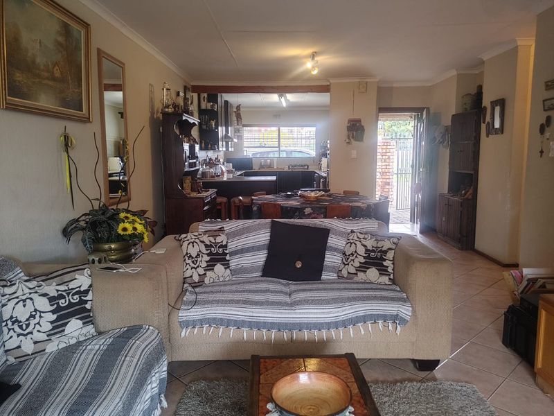 Charming 2-Bedroom Townhouse with Modern Comforts and Cozy Garden - Photo 6