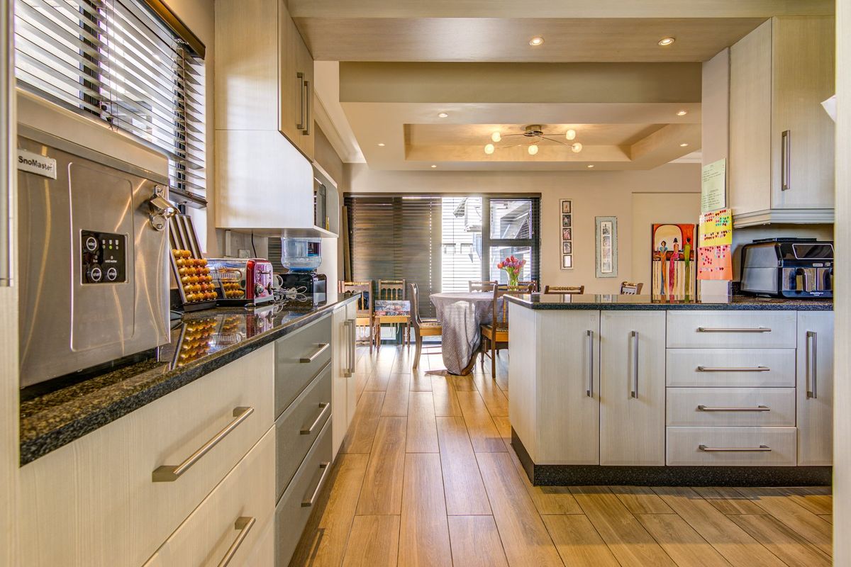 **A Captivating Home** - Photo 5