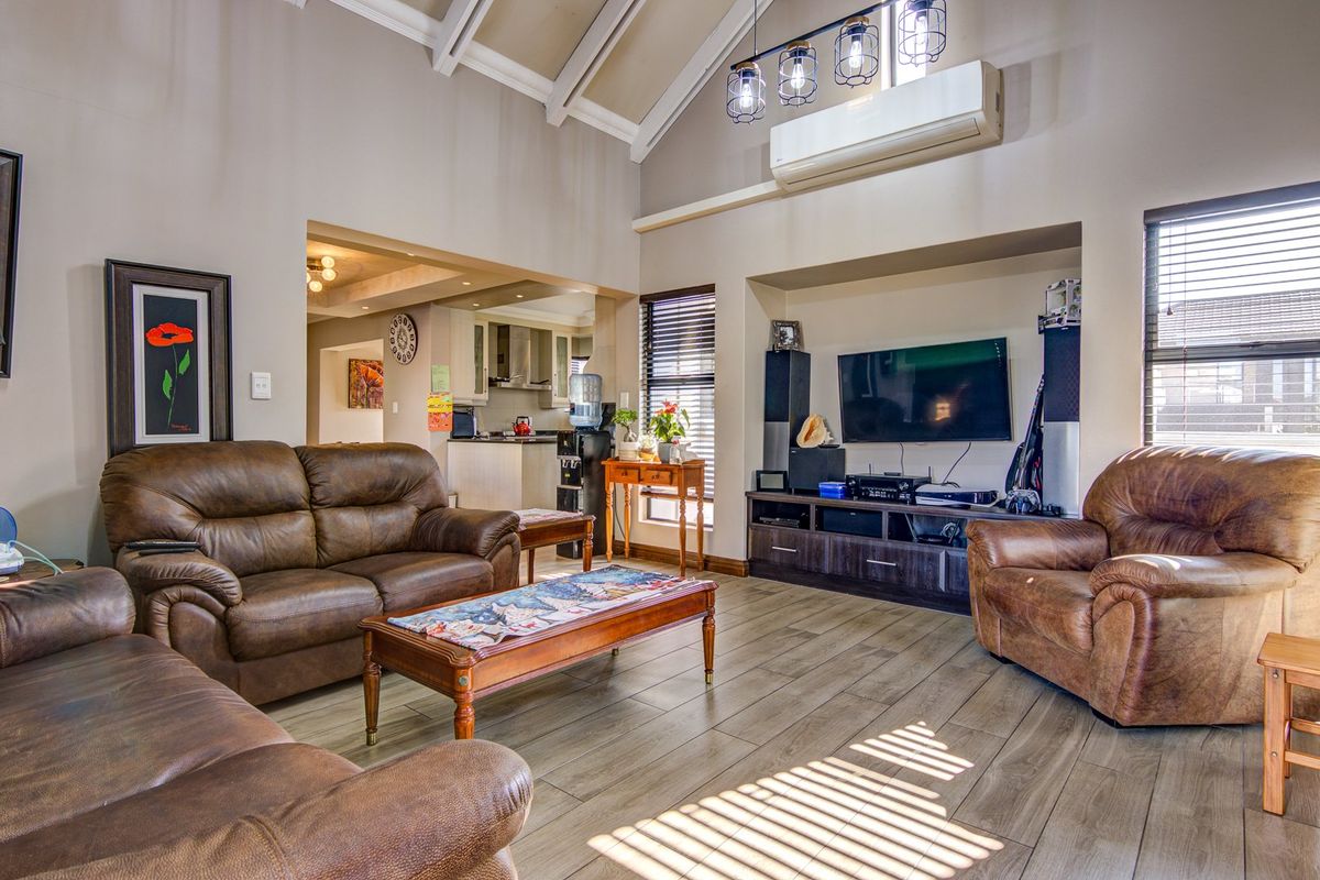 **A Captivating Home** - Photo 2