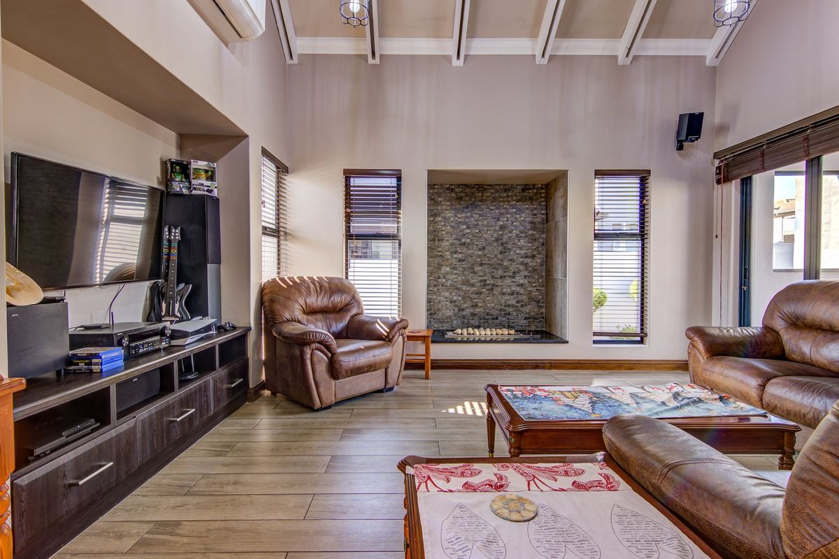 **A Captivating Home** - Photo 4