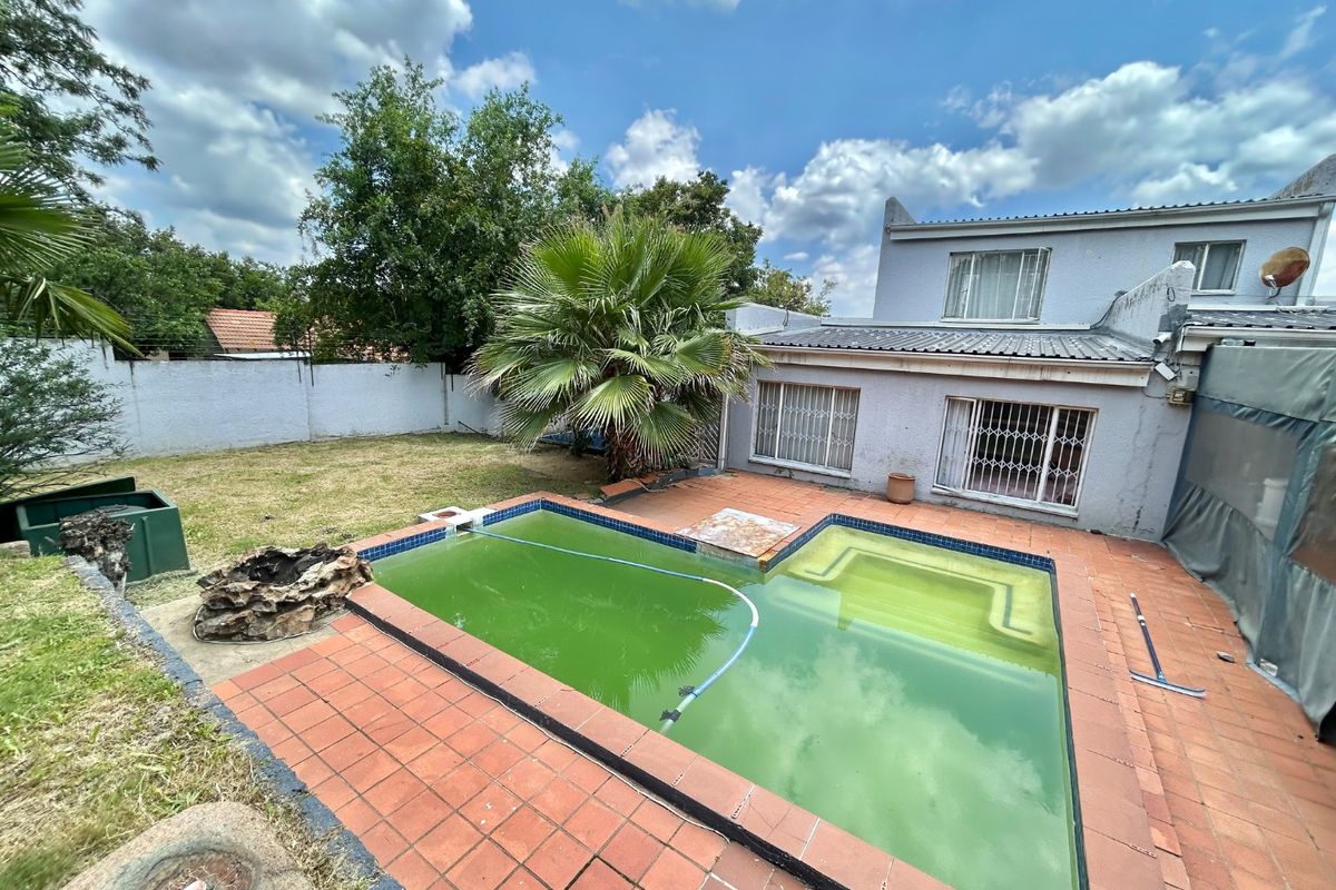 Large erf family home  - Photo 2