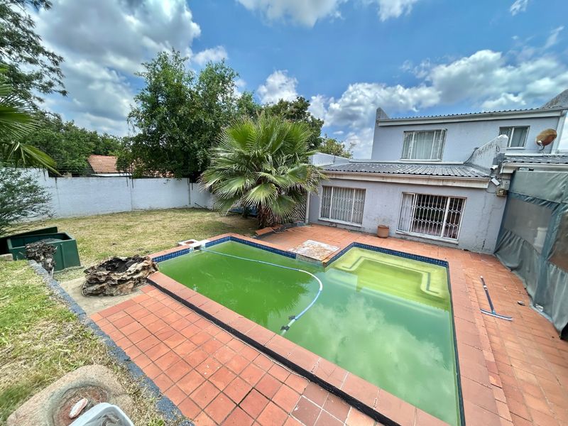 Large erf family home  - Photo 2