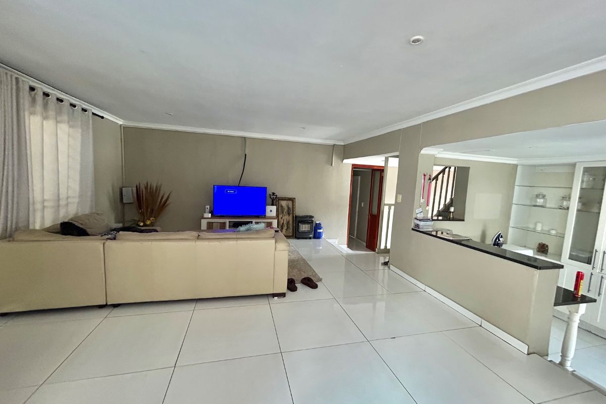 Large erf family home  - Photo 5