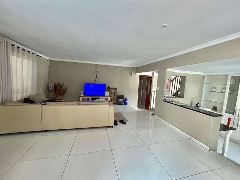 Large erf family home  - Photo 5