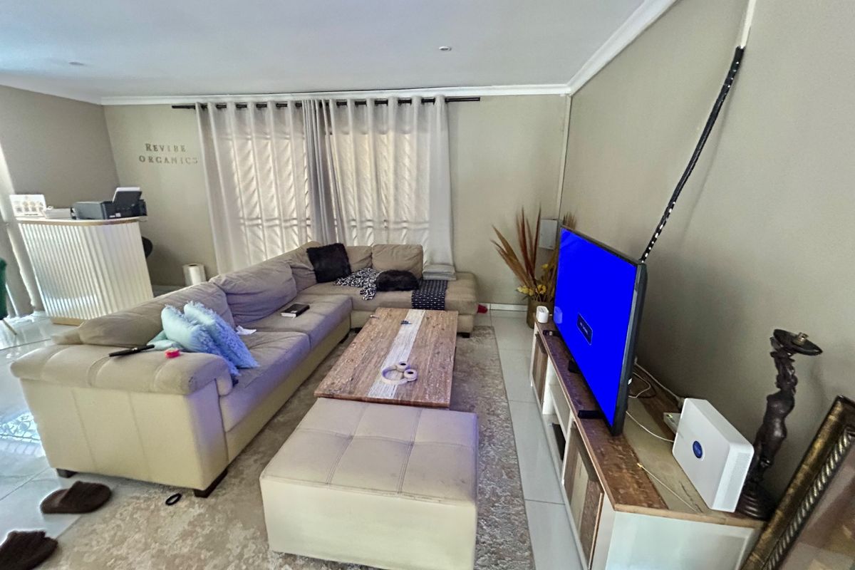 Large erf family home  - Photo 4