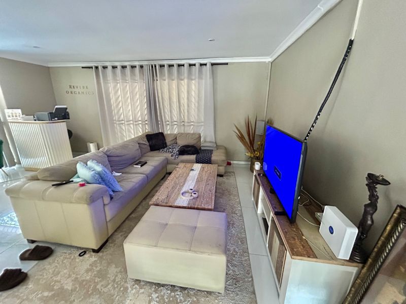 Large erf family home  - Photo 4