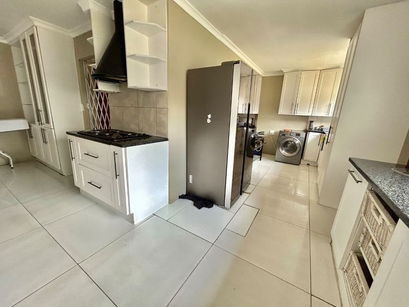 Large erf family home  - Photo 10