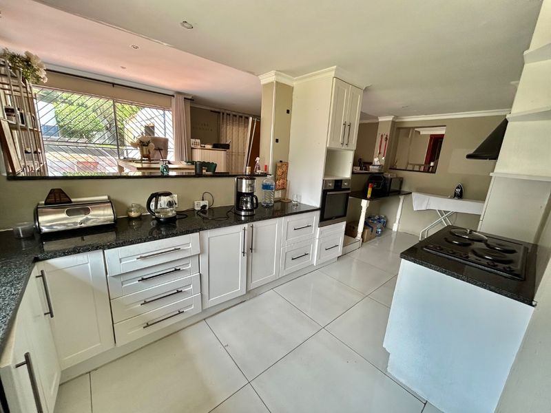 Large erf family home  - Photo 8