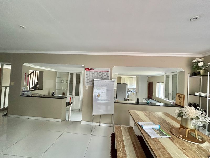Large erf family home  - Photo 6