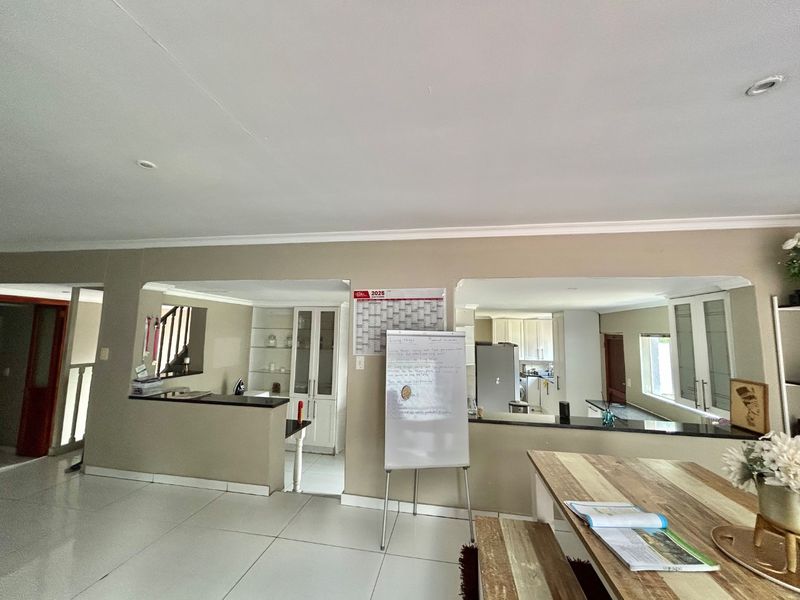Large erf family home  - Photo 7