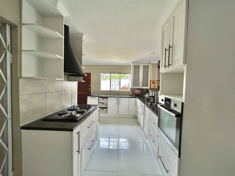 Large erf family home  - Photo 9