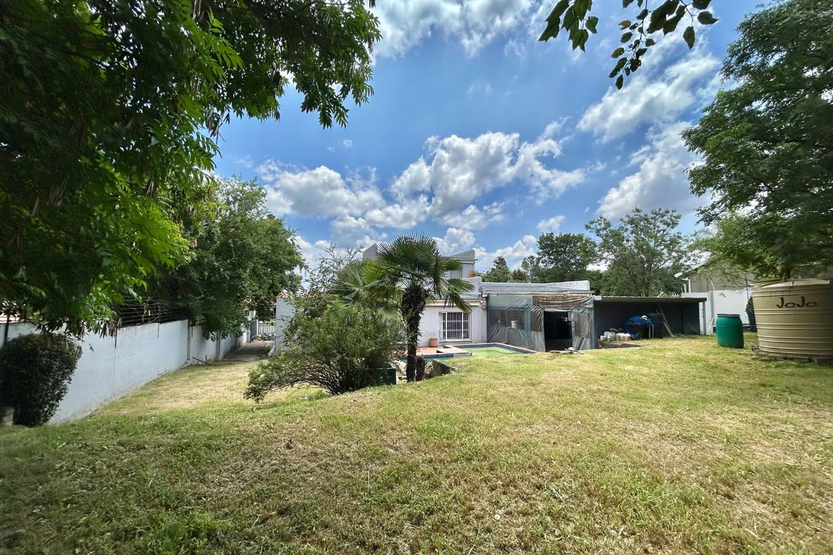 Large erf family home  - Photo 3
