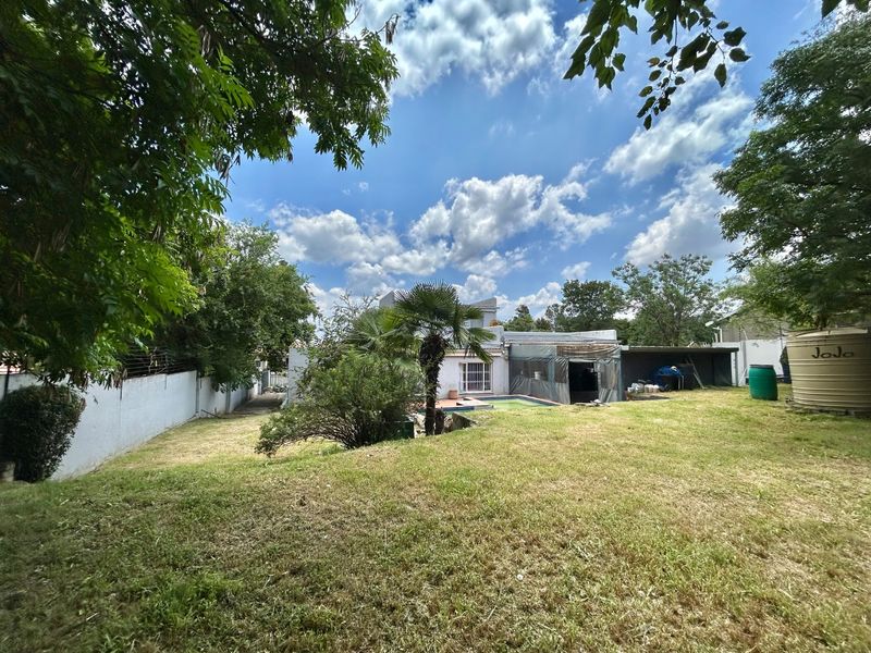 Large erf family home  - Photo 3