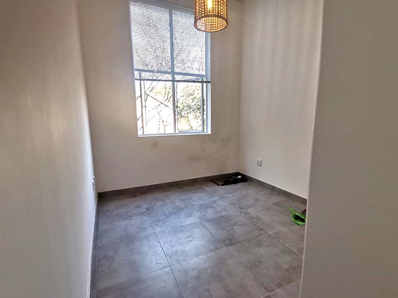 Newly Renovated, Ultra Modern One Bedroom Apartment in sought after Prime area of Hilton- Hilton Avenue - Photo 4