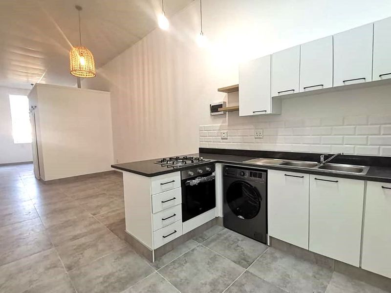 Newly Renovated, Ultra Modern One Bedroom Apartment in sought after Prime area of Hilton- Hilton Avenue - Photo 2