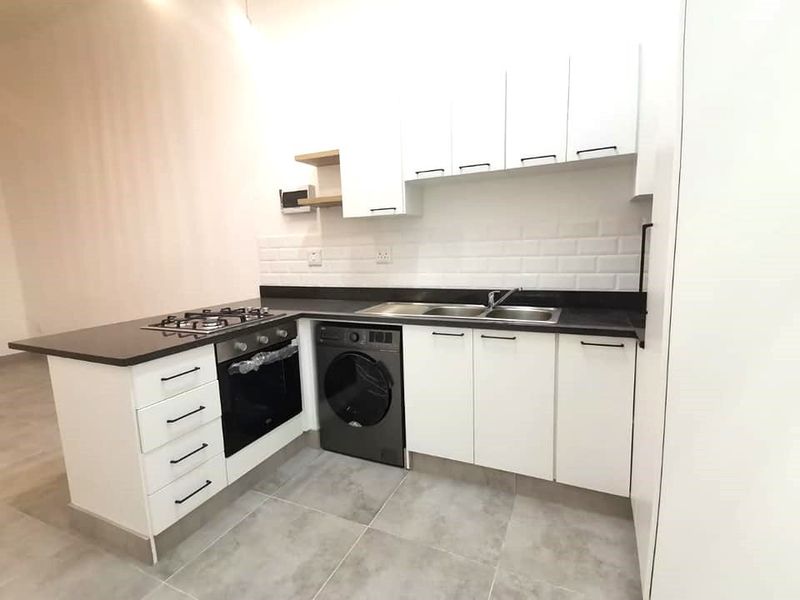 Newly Renovated, Ultra Modern One Bedroom Apartment in sought after Prime area of Hilton- Hilton Avenue - Photo 3
