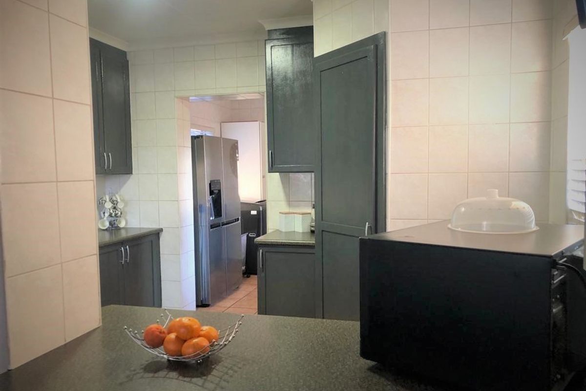 Stylish 4 Bedroom Family Home with Solar, Pool and Great Entertainment Space - Photo 4